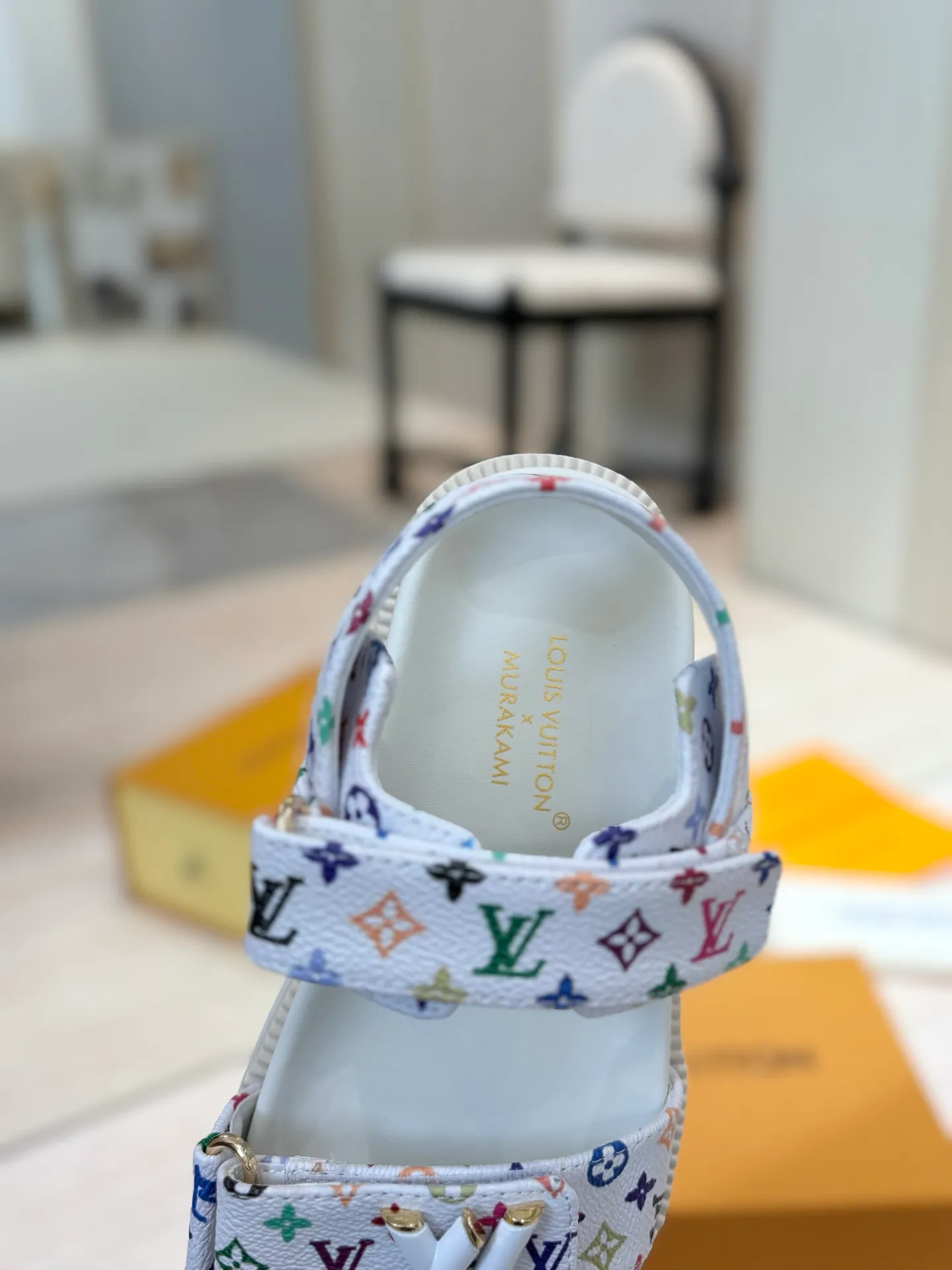👟👟Ex-factory price 460👟👟 LV 2025 spring and summer new products 🥰 Popular LV donkey brand counters Embossed logo embossed sandals This Pool Pillow Comfort flat sandals are made of technical fabrics and use high-frequency embossing technology to reinterpret the Monogram pattern. Soft padded upper with adjustable Velcro, comfortable and tough insole adds harmonious colors 👍New hard goods, purchasing agent level! Full of high-end feel! A popular model among bloggers at home and abroad, it’s retro and fashionable and looks amazing on your feet! The official website's main recommendation 👍👍 ✅ Upper: waterproof special original fabric ✅ Inner lining: imported mixed sheepskin ✅ Outsole: original molded foam outsole ✅ Number of sizes: women's size 35-45 (women's size 41 men's 38.45, custom-made, non-refundable) ✅ Packaging: full set of drawer boxes ​